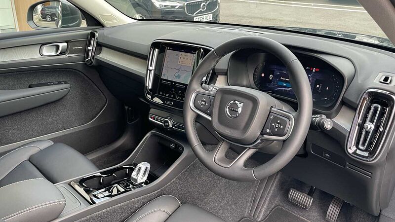 Volvo XC40 B4 (194BHP) Ultra Bright Mild Hybrid - (360 Parking Camera)