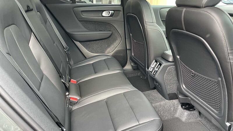 Volvo XC40 B4 (194BHP) Ultra Bright Mild Hybrid - (360 Parking Camera)