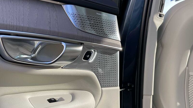 Volvo XC90 T8 (449BHP) Ultra Dark AWD Plug-in Hybrid - (Bowers & Wilkins)
