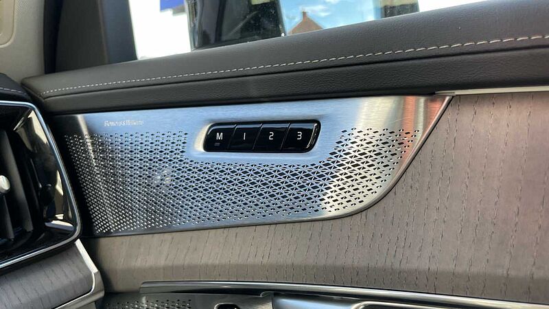 Volvo XC90 T8 (449BHP) Ultra Dark AWD Plug-in Hybrid - (Bowers & Wilkins)