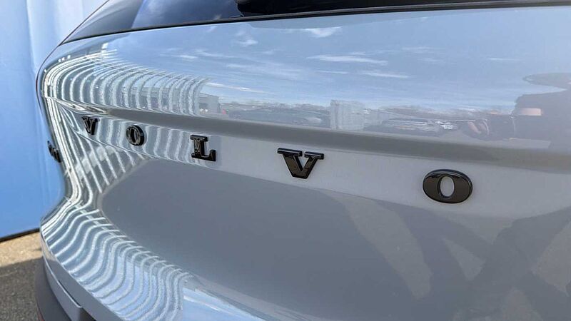 Volvo XC40 B4 (197BHP) Ultra Black Edition Mild Hybrid - (360 Camera)