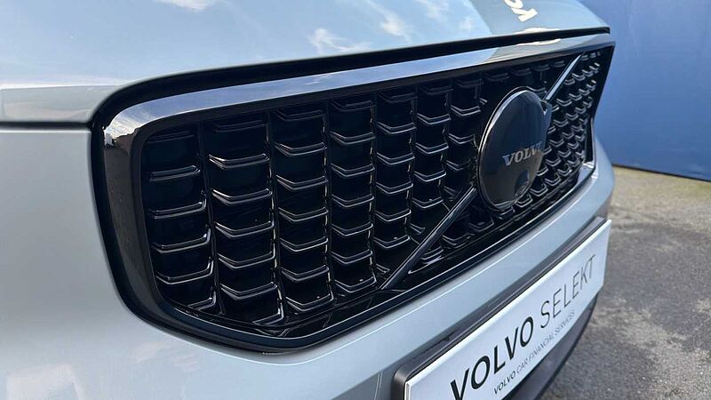 Volvo XC40 B4 (197BHP) Ultra Black Edition Mild Hybrid - (360 Camera)