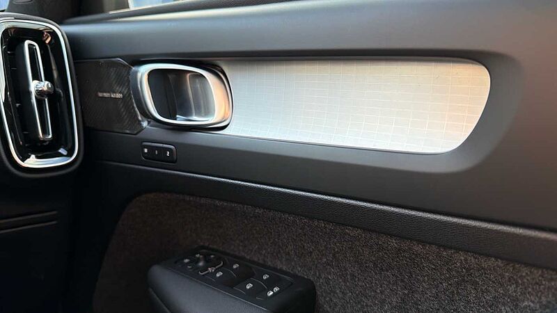 Volvo XC40 B4 (197BHP) Ultra Black Edition Mild Hybrid - (360 Camera)