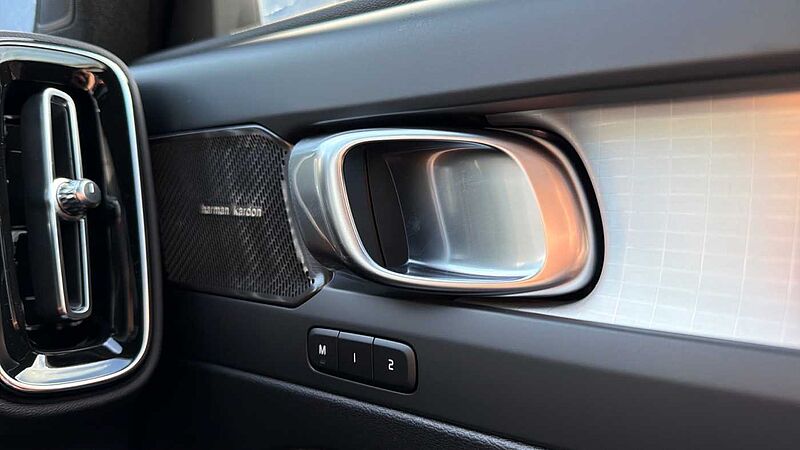 Volvo XC40 B4 (197BHP) Ultra Black Edition Mild Hybrid - (360 Camera)