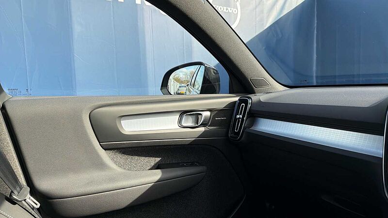 Volvo XC40 B4 (197BHP) Ultra Black Edition Mild Hybrid - (360 Camera)