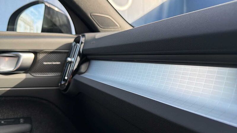 Volvo XC40 B4 (197BHP) Ultra Black Edition Mild Hybrid - (360 Camera)