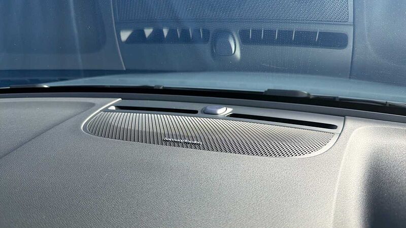 Volvo XC40 B4 (197BHP) Ultra Black Edition Mild Hybrid - (360 Camera)