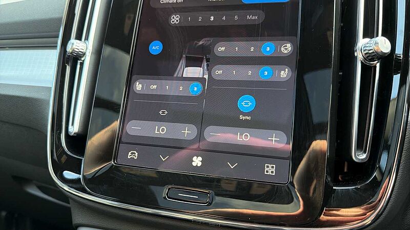 Volvo XC40 B4 (197BHP) Ultra Black Edition Mild Hybrid - (360 Camera)