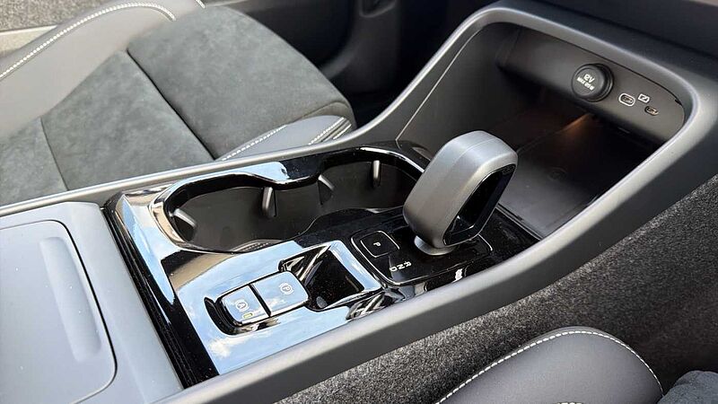 Volvo XC40 B4 (197BHP) Ultra Black Edition Mild Hybrid - (360 Camera)