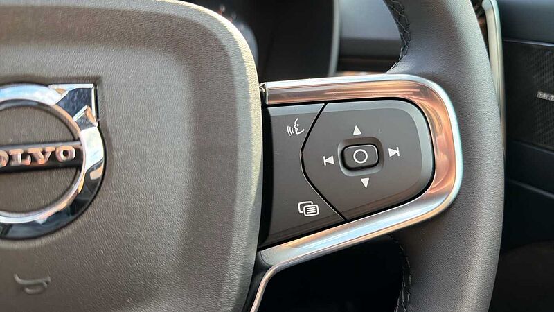 Volvo XC40 B4 (197BHP) Ultra Black Edition Mild Hybrid - (360 Camera)