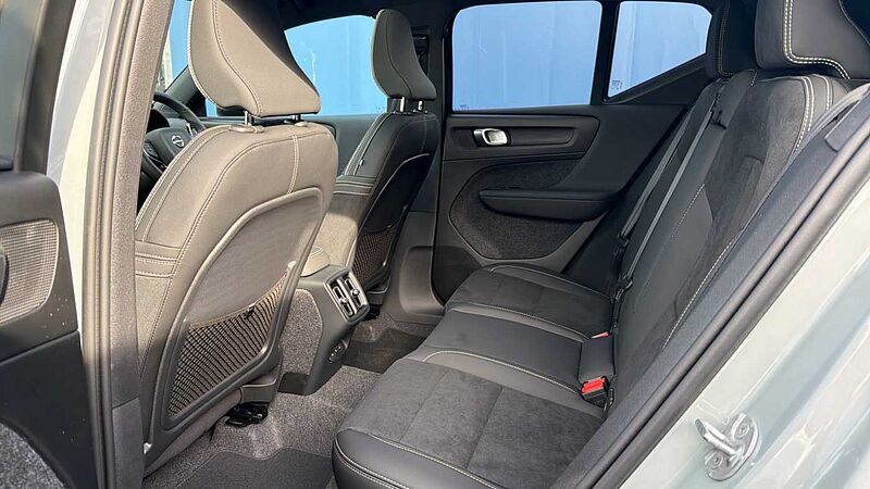 Volvo XC40 B4 (197BHP) Ultra Black Edition Mild Hybrid - (360 Camera)