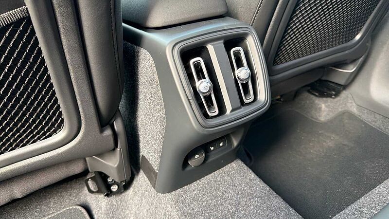 Volvo XC40 B4 (197BHP) Ultra Black Edition Mild Hybrid - (360 Camera)