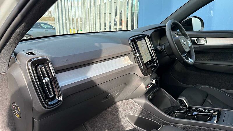 Volvo XC40 B4 (197BHP) Ultra Black Edition Mild Hybrid - (360 Camera)