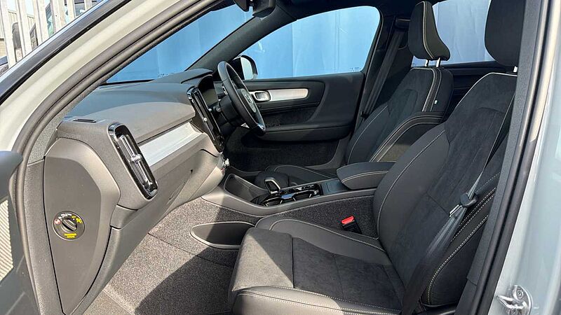 Volvo XC40 B4 (197BHP) Ultra Black Edition Mild Hybrid - (360 Camera)