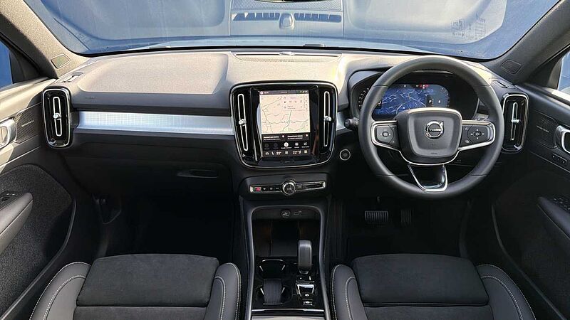 Volvo XC40 B4 (197BHP) Ultra Black Edition Mild Hybrid - (360 Camera)