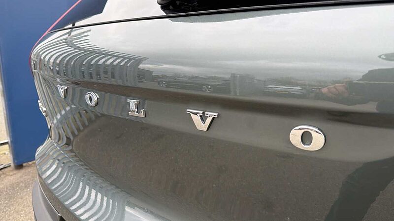 Volvo XC40 B4 (197BHP) Ultra Dark Mild Hybrid - (360 Parking Camera)