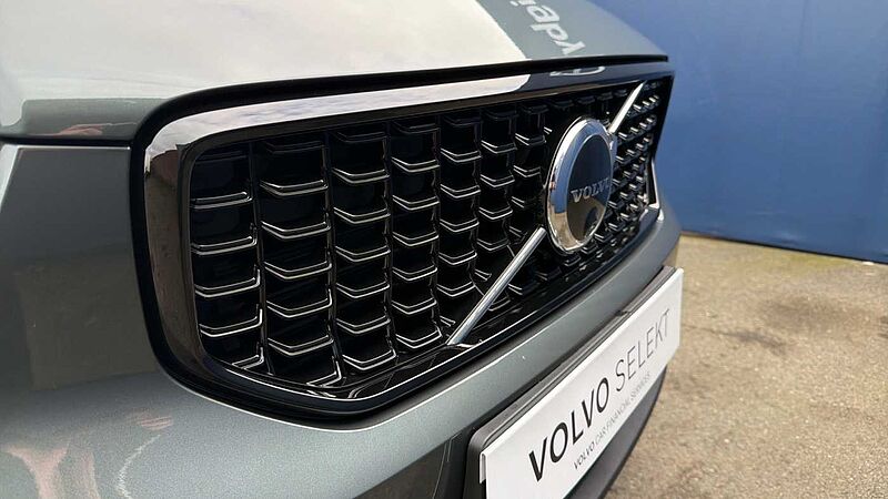 Volvo XC40 B4 (197BHP) Ultra Dark Mild Hybrid - (360 Parking Camera)