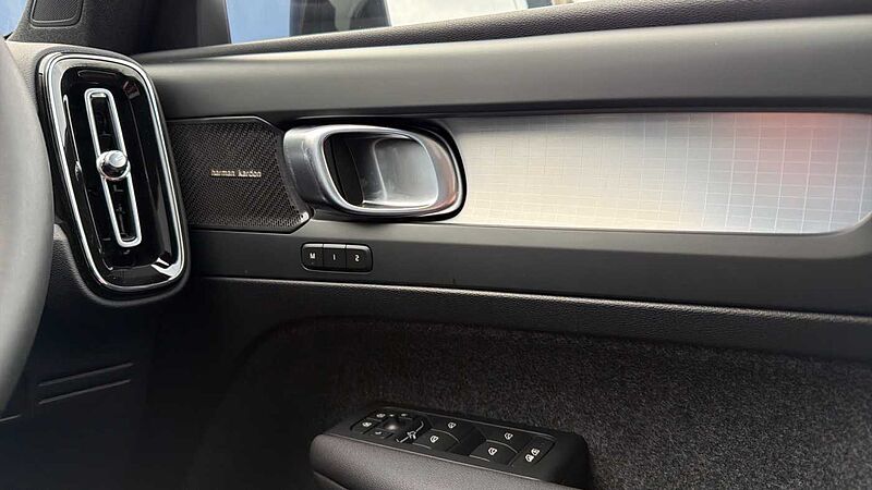 Volvo XC40 B4 (197BHP) Ultra Dark Mild Hybrid - (360 Parking Camera)