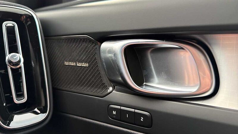 Volvo XC40 B4 (197BHP) Ultra Dark Mild Hybrid - (360 Parking Camera)