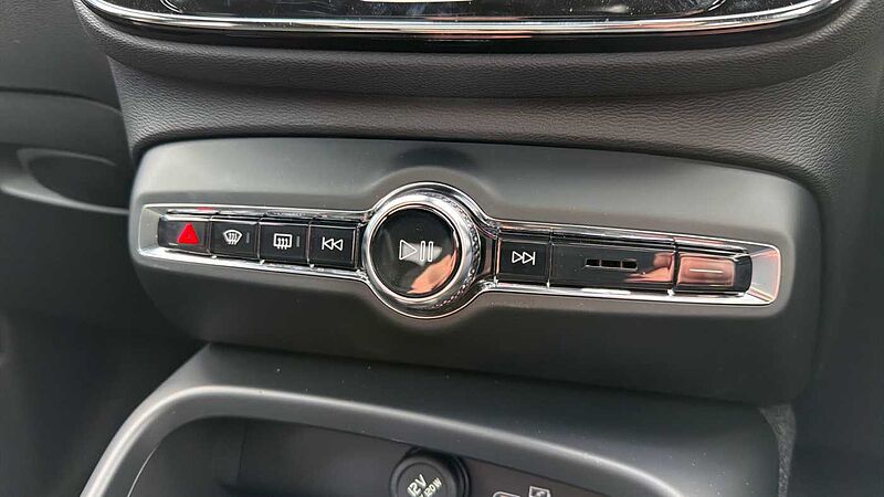 Volvo XC40 B4 (197BHP) Ultra Dark Mild Hybrid - (360 Parking Camera)