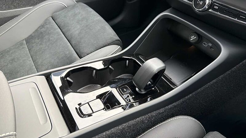 Volvo XC40 B4 (197BHP) Ultra Dark Mild Hybrid - (360 Parking Camera)