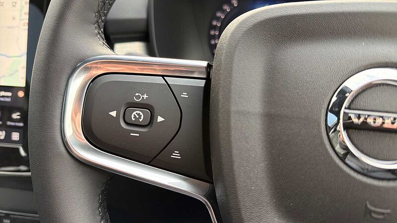 Volvo XC40 B4 (197BHP) Ultra Dark Mild Hybrid - (360 Parking Camera)