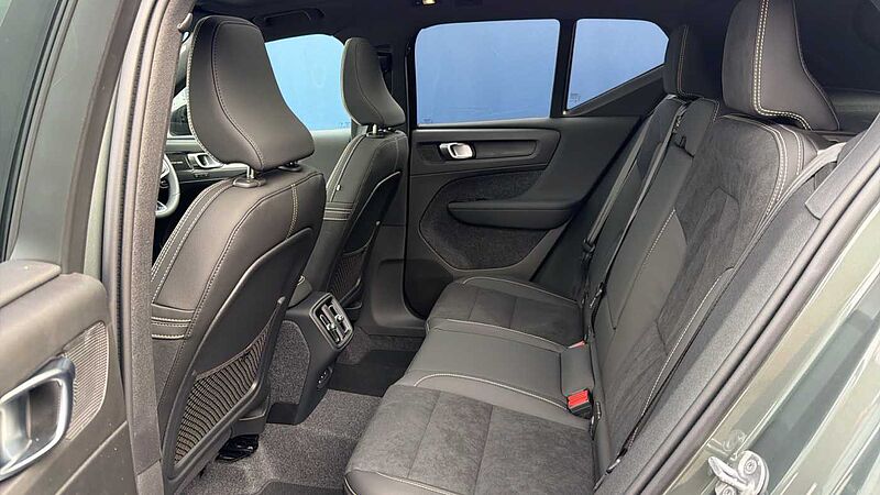 Volvo XC40 B4 (197BHP) Ultra Dark Mild Hybrid - (360 Parking Camera)