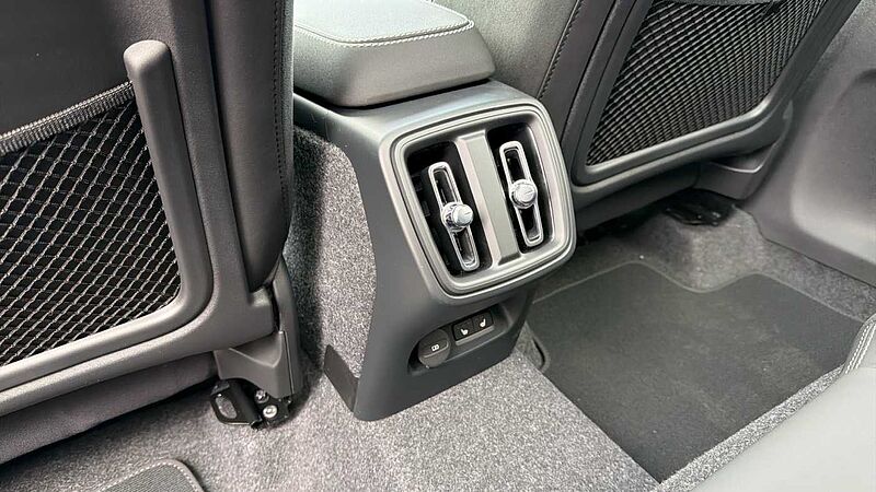 Volvo XC40 B4 (197BHP) Ultra Dark Mild Hybrid - (360 Parking Camera)