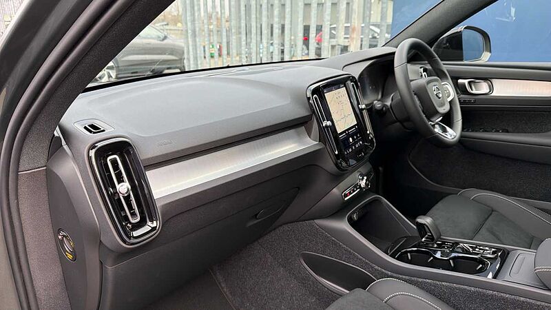 Volvo XC40 B4 (197BHP) Ultra Dark Mild Hybrid - (360 Parking Camera)