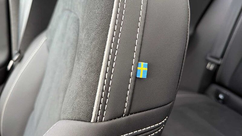 Volvo XC40 B4 (197BHP) Ultra Dark Mild Hybrid - (360 Parking Camera)