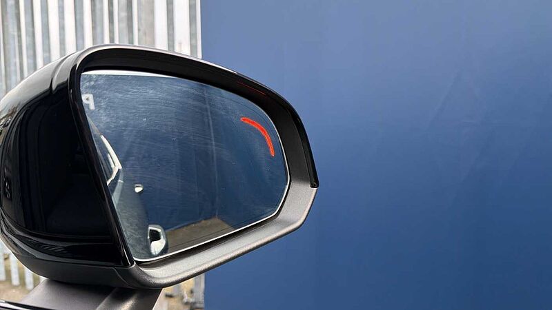 Volvo XC40 B4 (197BHP) Ultra Dark Mild Hybrid - (360 Parking Camera)