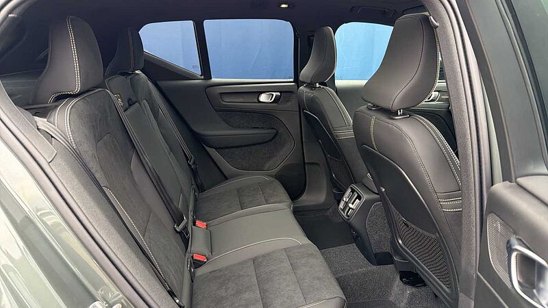 Volvo XC40 B4 (197BHP) Ultra Dark Mild Hybrid - (360 Parking Camera)