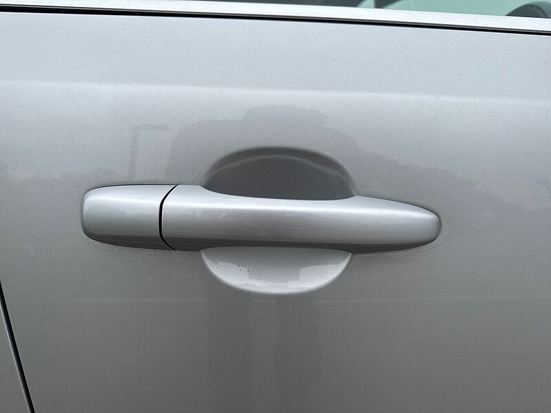 Volvo V40 T2 [122] R Design Nav Plus 5Dr