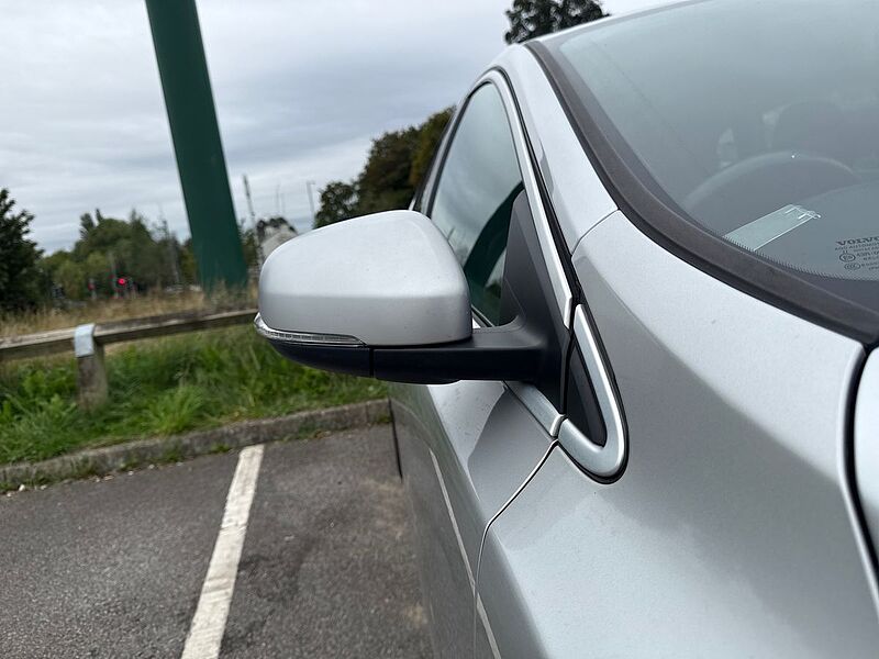 Volvo V40 T2 [122] R Design Nav Plus 5Dr