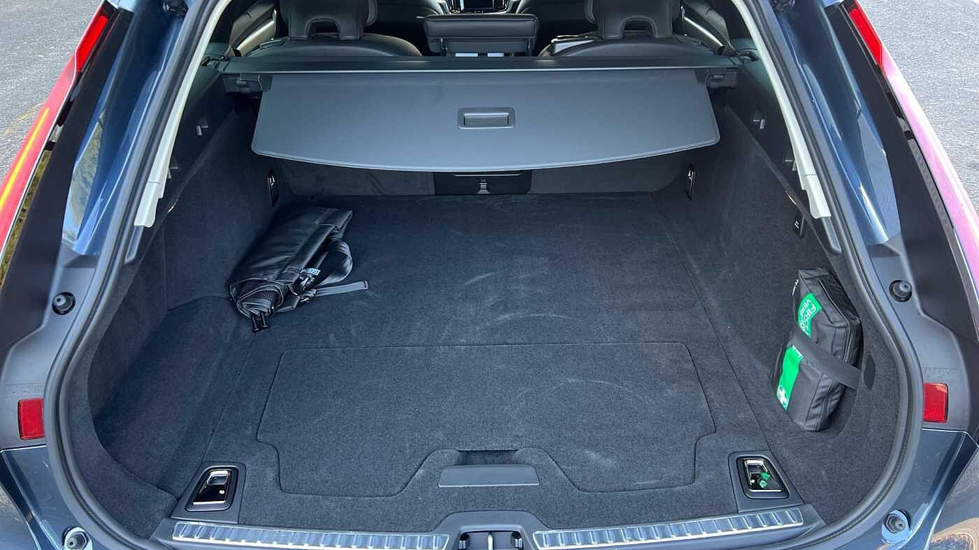 Volvo V90 Ultra, T8 AWD Plug-in hybrid, Electric/Petrol, Dark (Bowers & Wilkins)