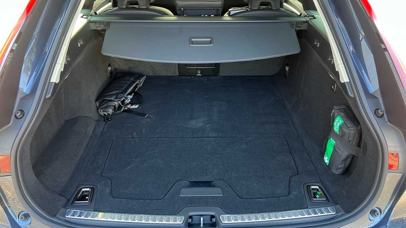 Volvo V90 Ultra, T8 AWD Plug-in hybrid, Electric/Petrol, Dark (Bowers & Wilkins)