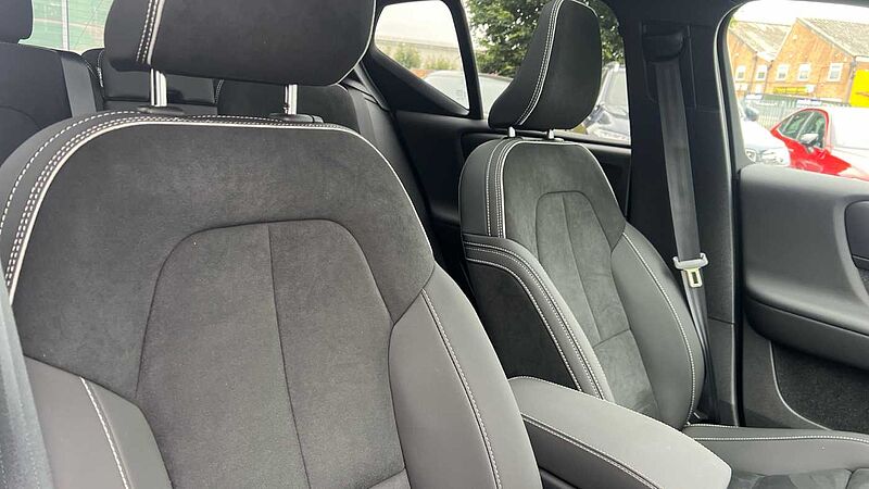 Volvo XC40 Ultimate, B4 Mild hybrid, Dark (Panoramic Roof, 360 Camera, Harman Kardon)