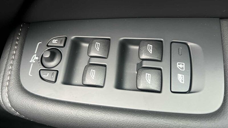 Volvo XC60 Ultra, T8 AWD Plug-in hybrid, Electric/Petrol, Bright(Panoramic Roof, 360 Camera)