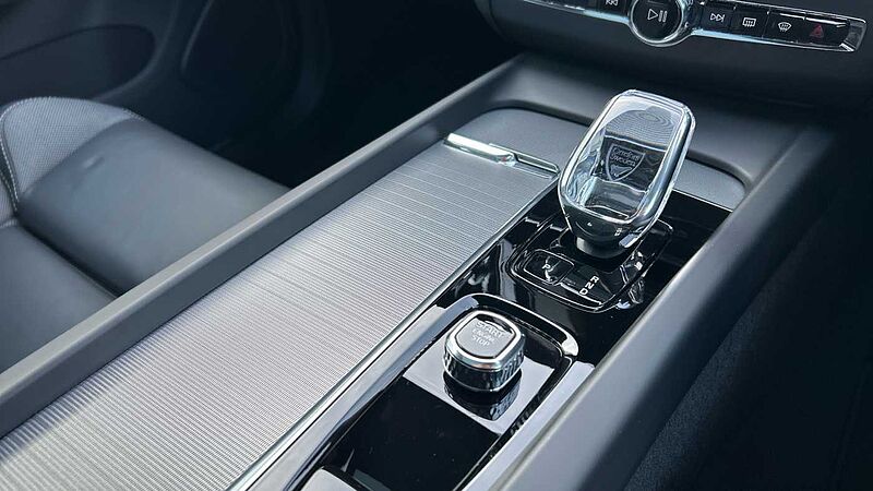 Volvo XC60 Black Edition Plus, T6 AWD Plug-in hybrid, Electric/Petrol (Panoramic Roof)