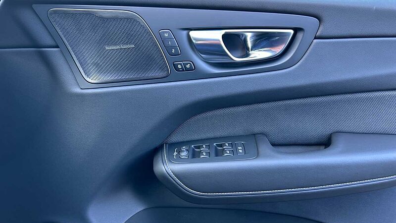 Volvo XC60 Black Edition Plus, T6 AWD Plug-in hybrid, Electric/Petrol (Panoramic Roof)