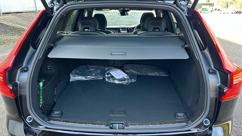 Volvo XC60 Black Edition Plus, T6 AWD Plug-in hybrid, Electric/Petrol (Panoramic Roof)