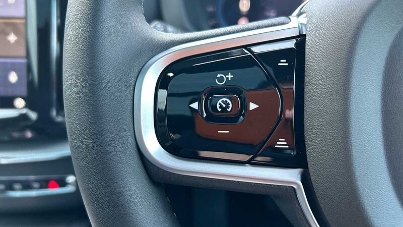 Volvo XC60 Black Edition Plus, T6 AWD Plug-in hybrid, Electric/Petrol (Panoramic Roof)