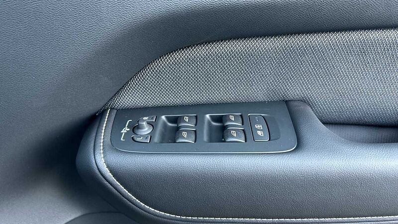 Volvo XC60 Black Edition Plus, T6 AWD Plug-in hybrid, Electric/Petrol (Panoramic Roof)