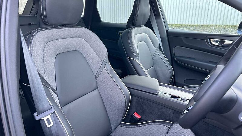 Volvo XC60 Black Edition Plus, T6 AWD Plug-in hybrid, Electric/Petrol (Panoramic Roof)