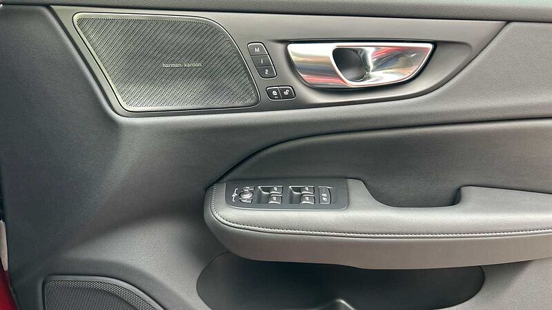 Volvo V60 Ultra, T8 AWD Plug-in hybrid, Electric/Petrol, Dark (Panoramic Roof)