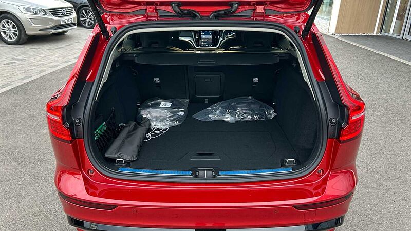 Volvo V60 Ultra, T8 AWD Plug-in hybrid, Electric/Petrol, Dark (Panoramic Roof)