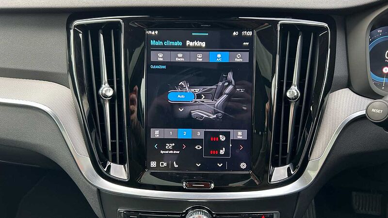 Volvo V60 Ultra, T8 AWD Plug-in hybrid, Electric/Petrol, Dark (Panoramic Roof)