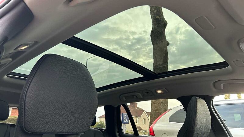 Volvo V60 Ultra, T8 AWD Plug-in hybrid, Electric/Petrol, Dark (Panoramic Roof)