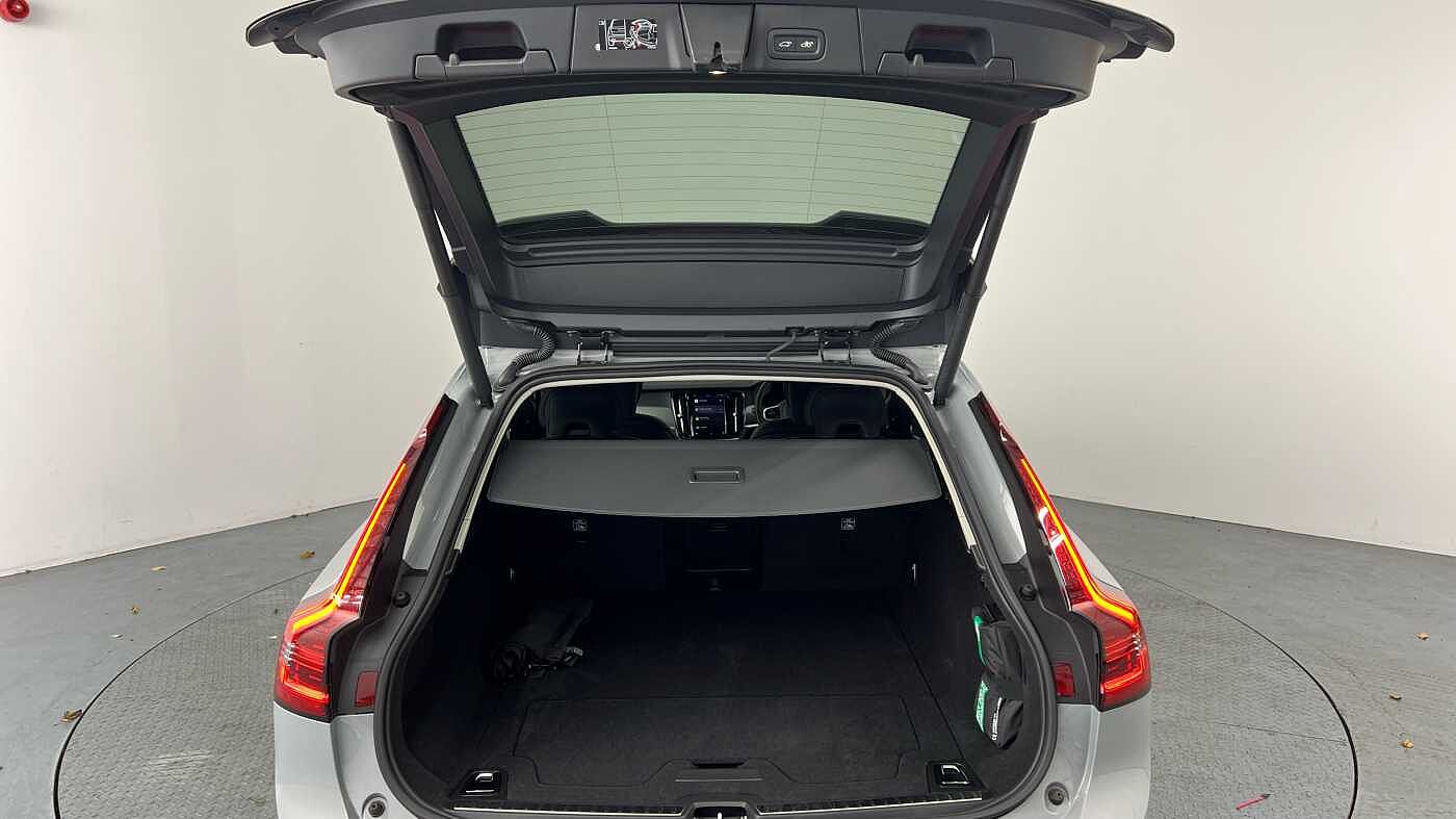 Volvo V90 T6 Plus, AWD Plug-in hybrid, Elec/Pet, Dark(Tints, Harman Kardon, Carplay)