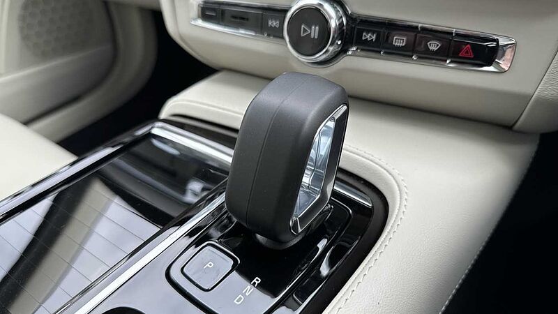 Volvo V90 Ultra, T8 AWD Plug-in hybrid, Electric/Petrol, Dark